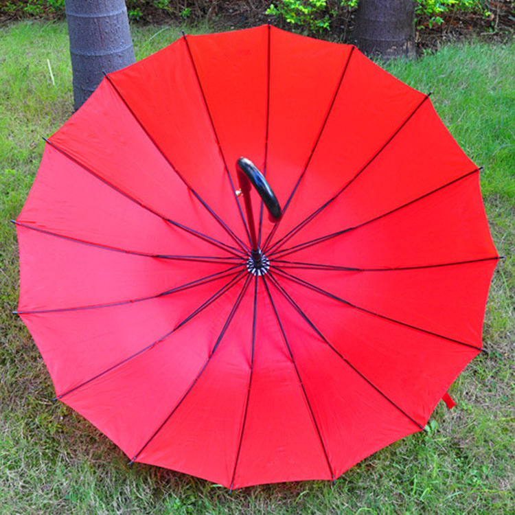 stor paraply med langt håndtak
